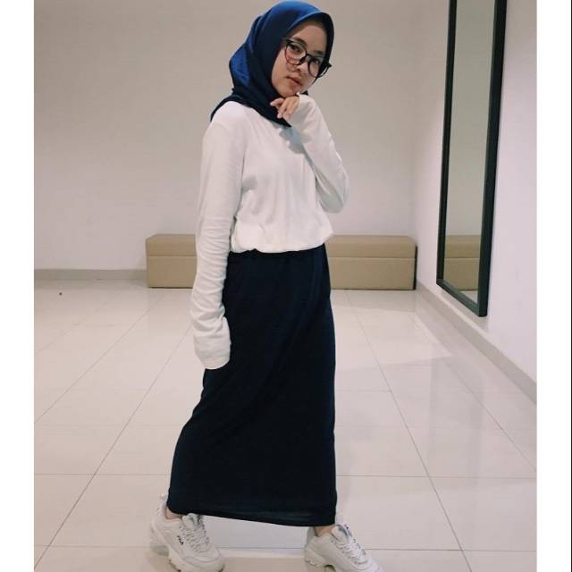 30+ Ide Ootd Hijab Rok Span Hitam - Goldu Standlip Gloss