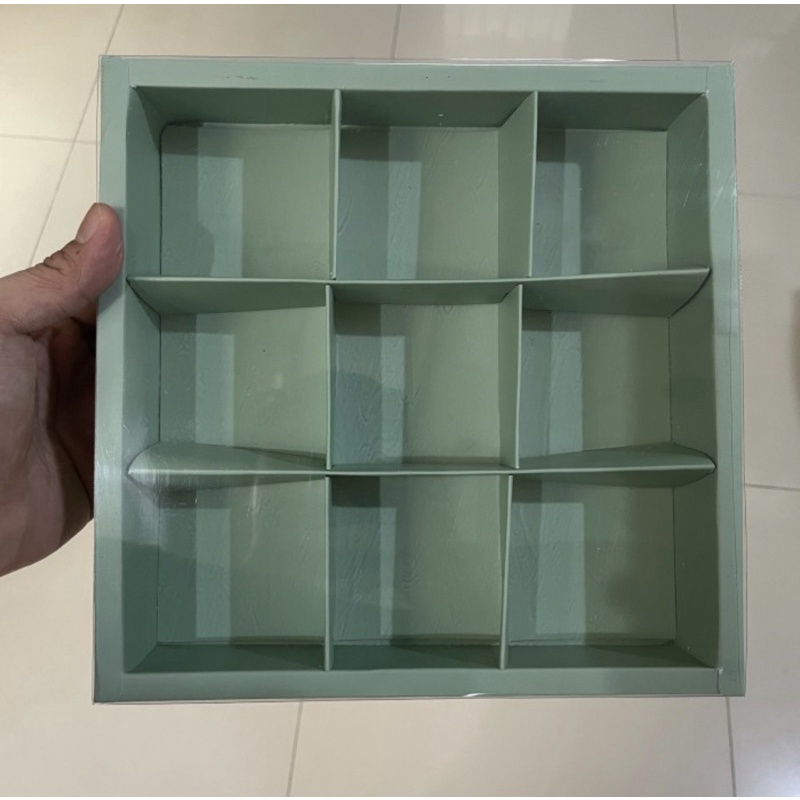 

Dus hijau muda sekat 9 selongsong mika polos eggtart fruit tart dll (Harga untuk 5 pcs dus)