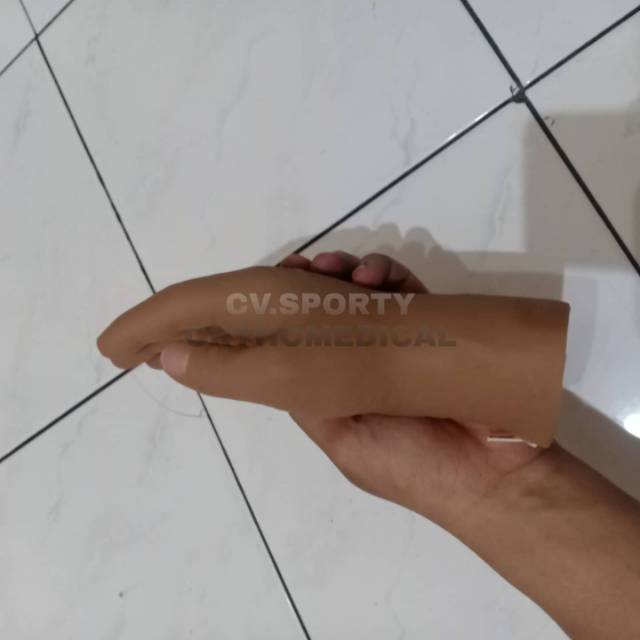 Tangan palsu tepat pergelangan tangan