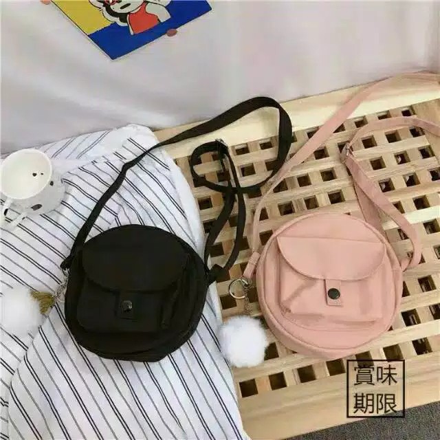 MOMO Tas Selempang Sling Bag Slingbag Bulat Polos Free Pom Pom Murah Meriah