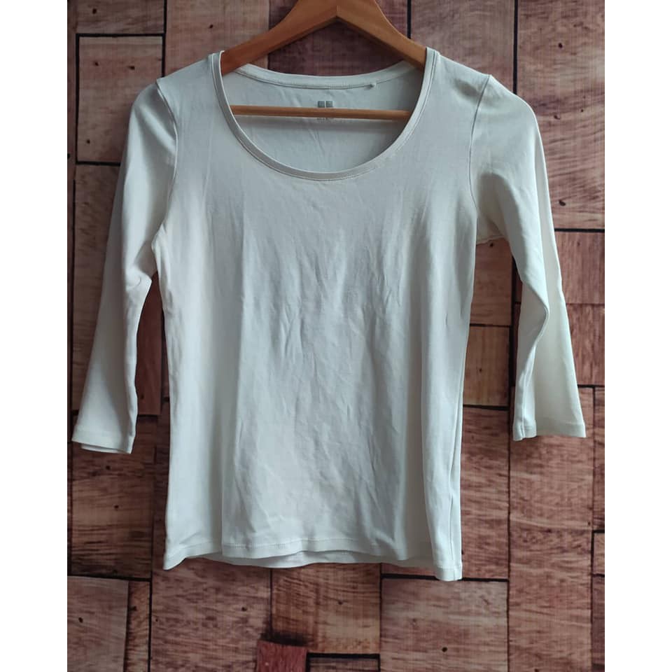baju atasan putih uniqlo