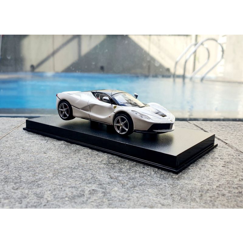 Bburago 1/43 Ferrari Signature Series LaFerrari White Miniatur Diecast Mobil Mobilan Pajangan