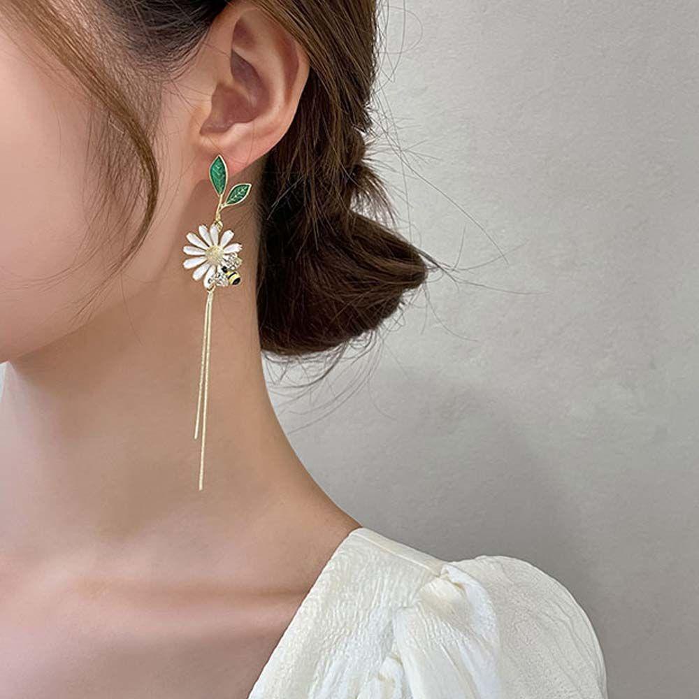 Mxbeauty Menjuntai Anting Temperamen Elegan Sederhana Lebah Asimetris Anting-Anting Daisy Kecil Bunga Matahari Telinga Aksesoris Wanita Stud Earrings