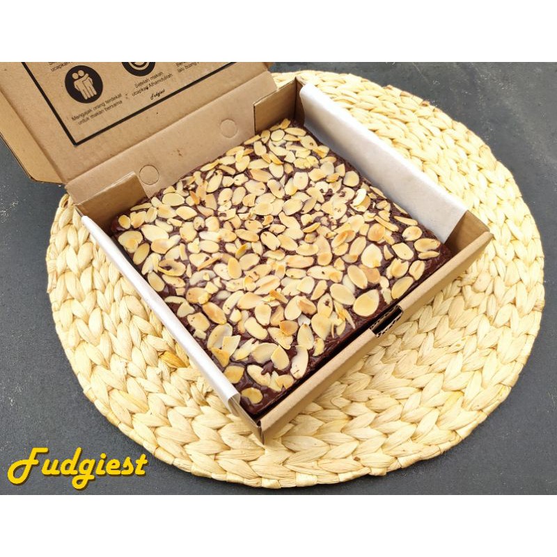 

Fudgy Brownies Size Box 20 x 20 cm Toping Full Almond