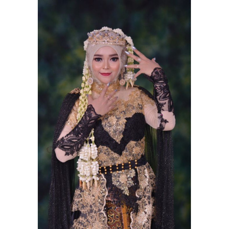 atasan kebaya plus ekor beludru