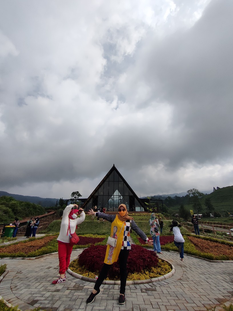 Karikatur Blouse Bu Tedjo Batik Solo