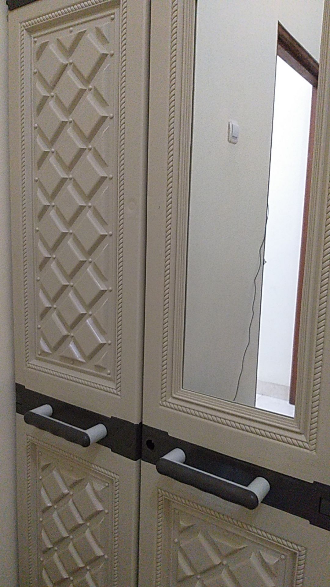 Akako Lemari Pakaian Plastik 2 Pintu Rak/gantung Kaca Kunci Elegant