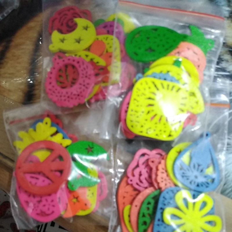 kancing charm kayu warna hati mix motif 50 pcs