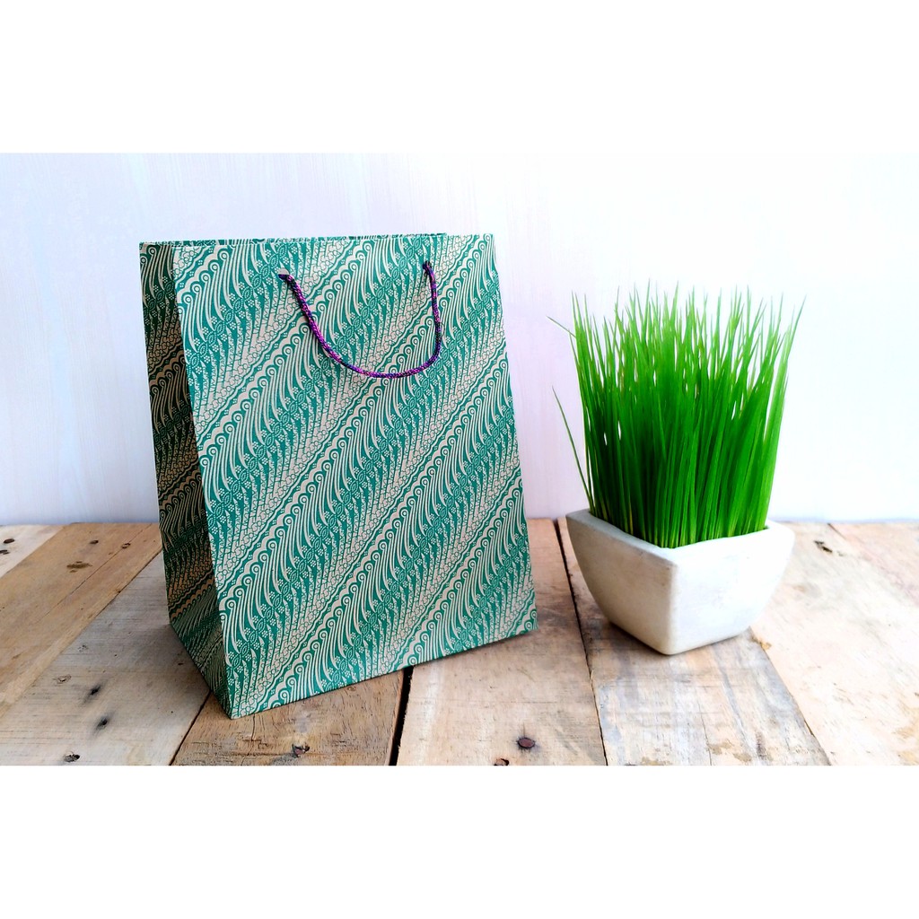 

Paperbag Batik / B. Patra 3 (uk. 18 x 22 x 12.5 cm)