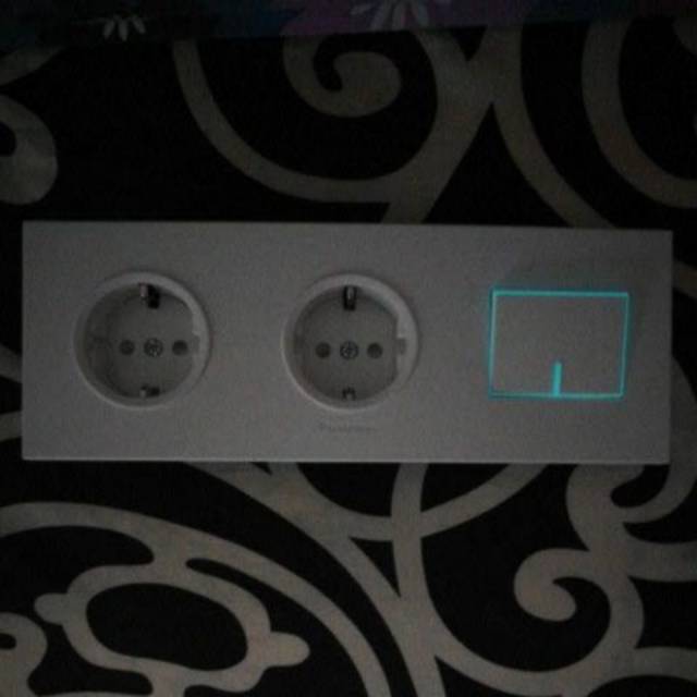 Panasonic White Kombinasi Stop Kontak 2 gang + 1 Saklar Wide Fluoresence