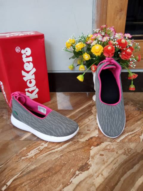 Sepatu kickers cewek slip on terbaru termurah