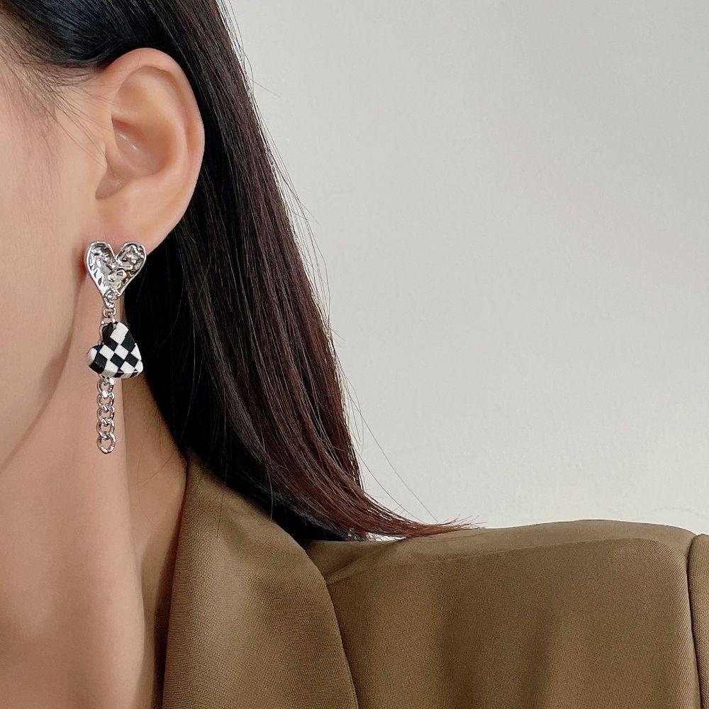 MXBEAUTY Asimetris Jantung Anting Giwang Trendi Hitam Putih Desain Rasa Kotak-Kotak Beruang Hadiah Indah Wanita Ear Studs