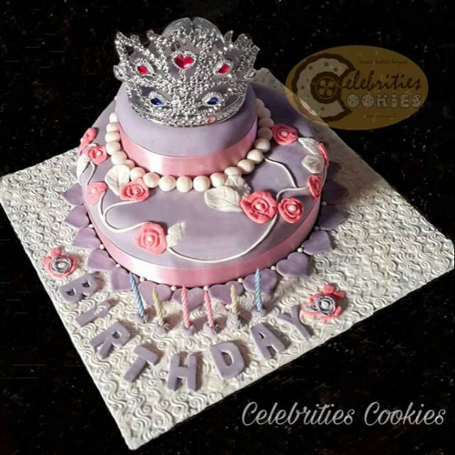 

Tiara 2 Tier Full Fondant Cake