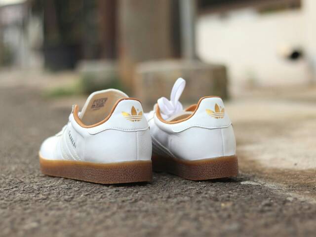 sneakers brown sole