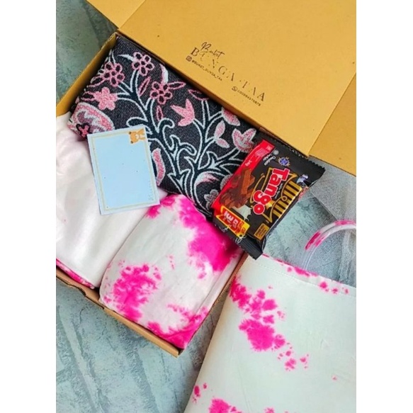 

hampers cewek/ gift box/ kado ultah/ hadiah/ mukenah