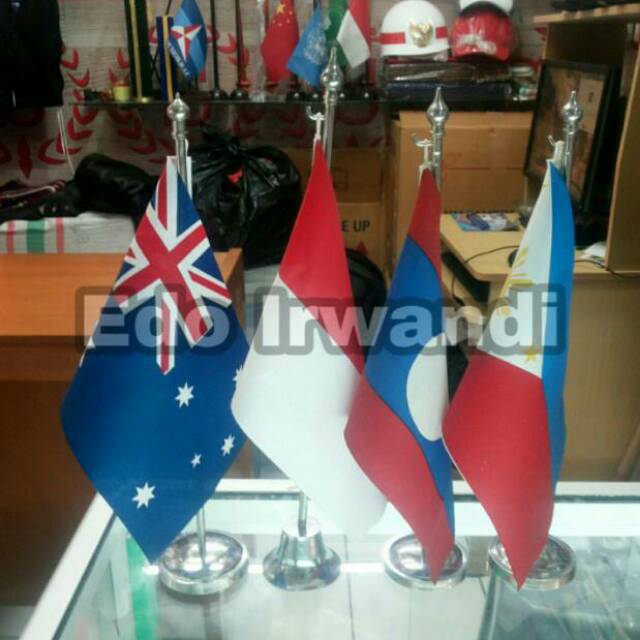 

Tiang Bendera Meja Stenlis dan Bendera Negara Meja Ready Stock Berkualitas