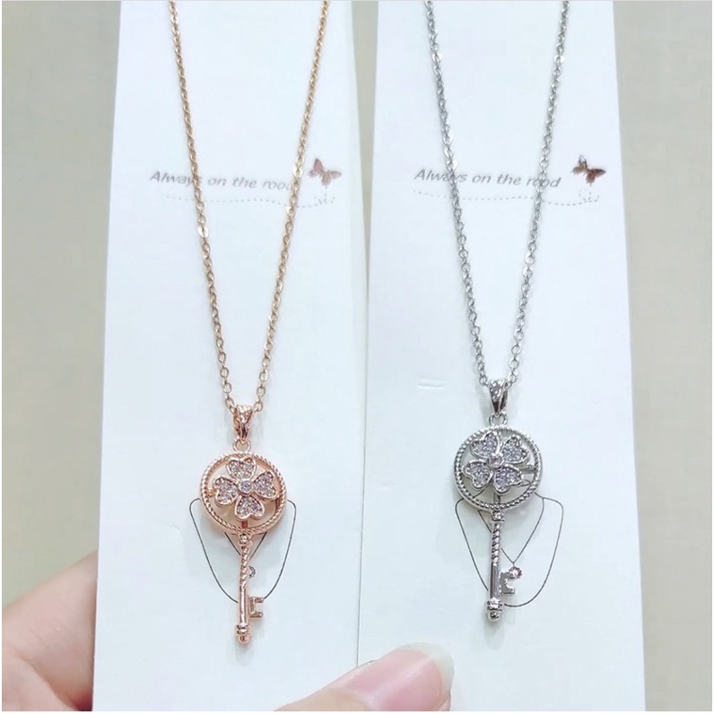 Kalung titanium liontin kunci motif bunga