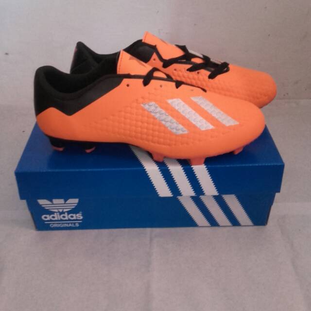 Sepatu bola adidas x