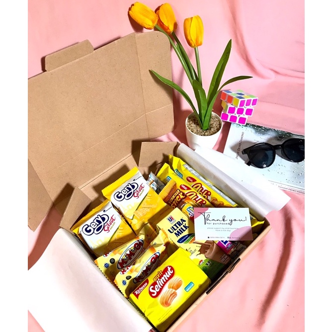 

SNACK BOX / GIFT BOX YELLOW EDITION UTK ULANG TAHUN, WISUDA DLL