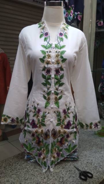 Kebaya encim bordir kupu kupu