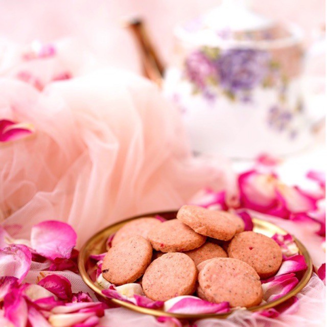 

Authentic Rose Biscuits (english flower biscuits) by Belle Boulangerie