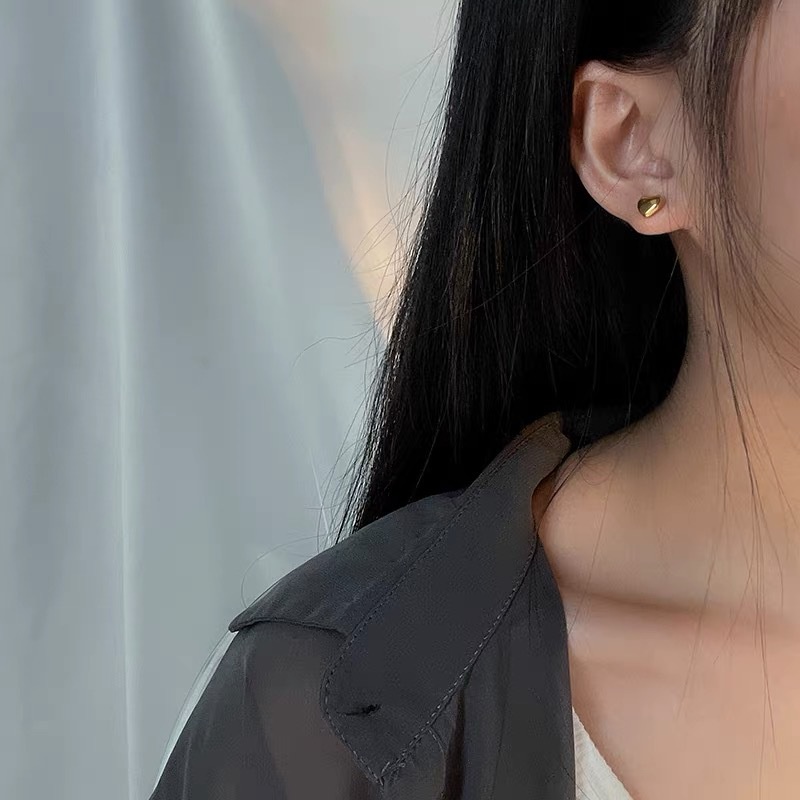 Anting Tusuk Motif Hati Kecil Ala Korea Bahan titanium steel Warna Emas Untuk Wanita