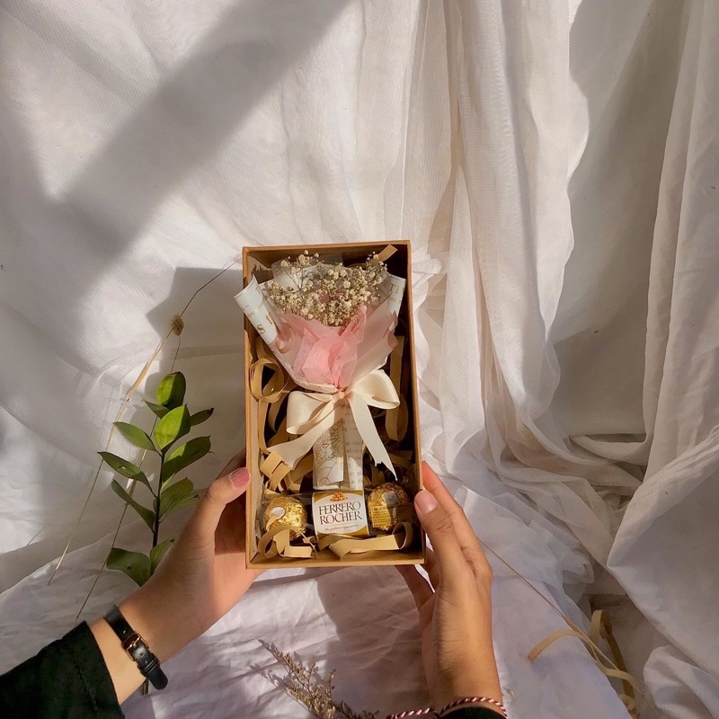 

Gift Box dried flower | Kado ulangtahun | Kado graduation | Kado Anniversary