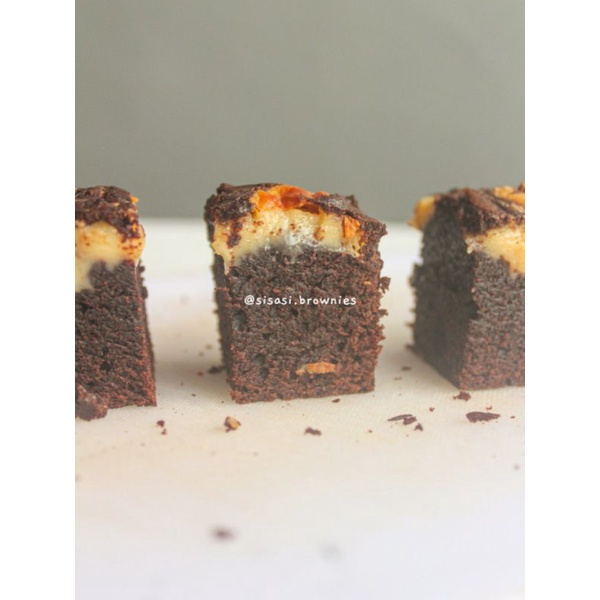 

Sisasi Kitchen BROWCHIZ Fudgy Brownies/Brownies Panggang/Brownies Coklat 22x10cm