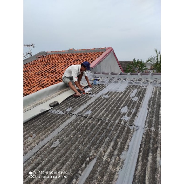 Tambal bocoran atap rumah