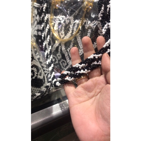 TAS MANIK UBAQ HITAM PUTIH