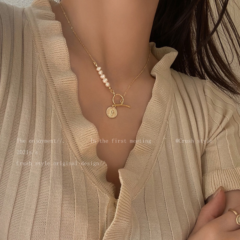 Fashion OT Buckle Coin Pendant Simple Pearl Chain Female Design Sense Clavicle Necklace for Women