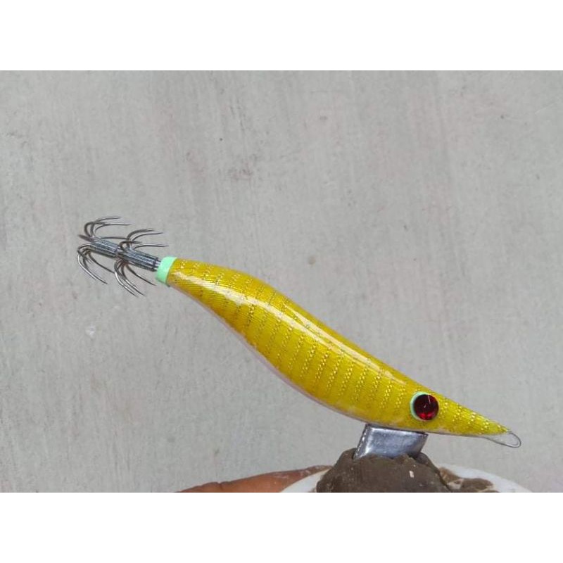 Pancing cumi atau udang-udangan.