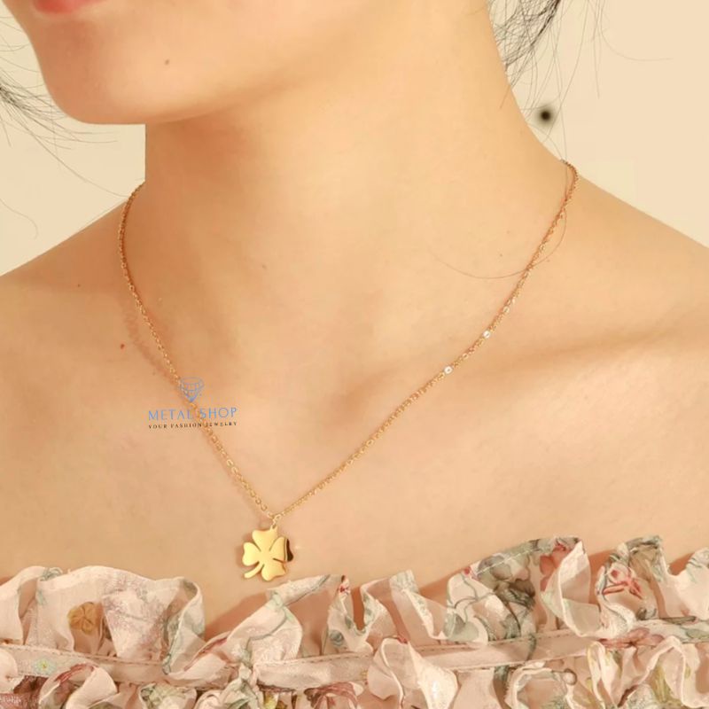 Kalung Titanium Wanita Dengan Liontin Clover Anti Karat