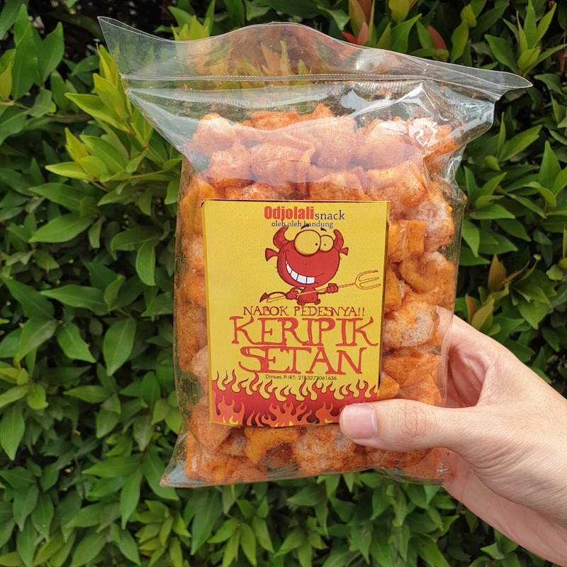 

Cemilan snack oleh-oleh enak Odjolali . keripik siomay pedas