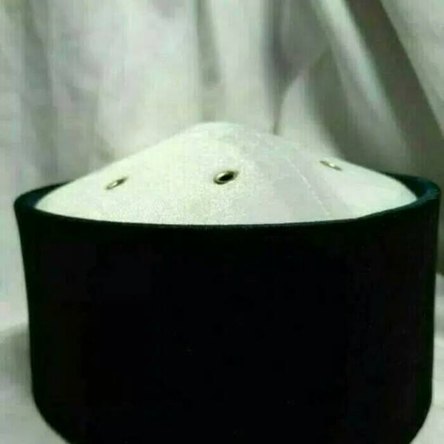 Peci uje putih hitam