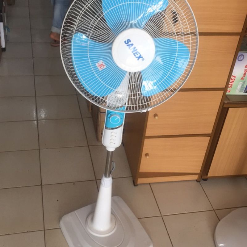 kipas angin berdiri sanex