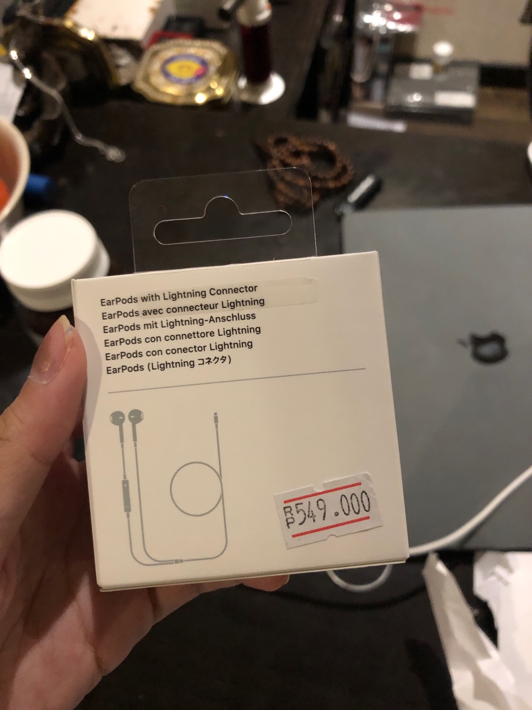 Apple EarPods Lightning Connector | Shopee Indonesia
