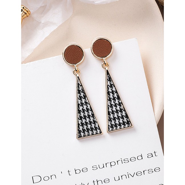 LRC Anting Tusuk Fashion Triangle 925 Silver Needle Asymmetric Plaid Earrings D42789