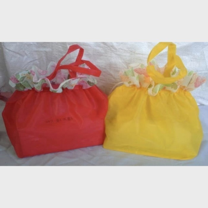 

Goodie Bag, Tas Spunbond Kotak Nasi, Tas Kotak Nasi, Ukuran 20x20