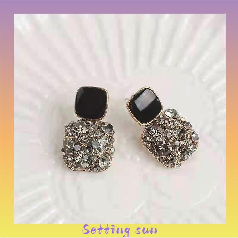 Anting Retro Mewah Siswa Perempuan Sederhana Temperamen Fashion Anting Murah Hati TN