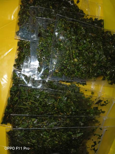 Daun jeruk kering bubuk