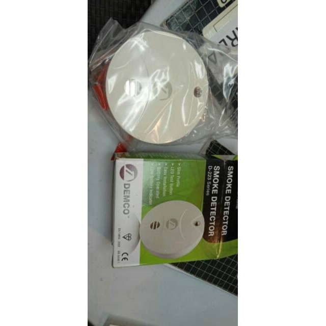 SMOKE DETECTOR DEMCO D-223 WITH BATTERY STAND ALONE SMOKE DETECTOR