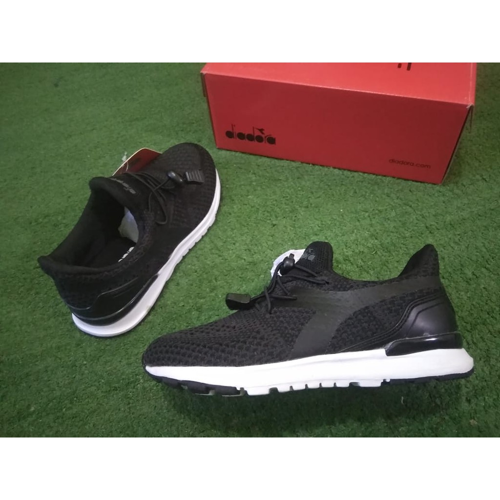 Sepatu hitam anak murah Diadora Junior original sport station BNIB size 32 dan 33 pas buat sekolah