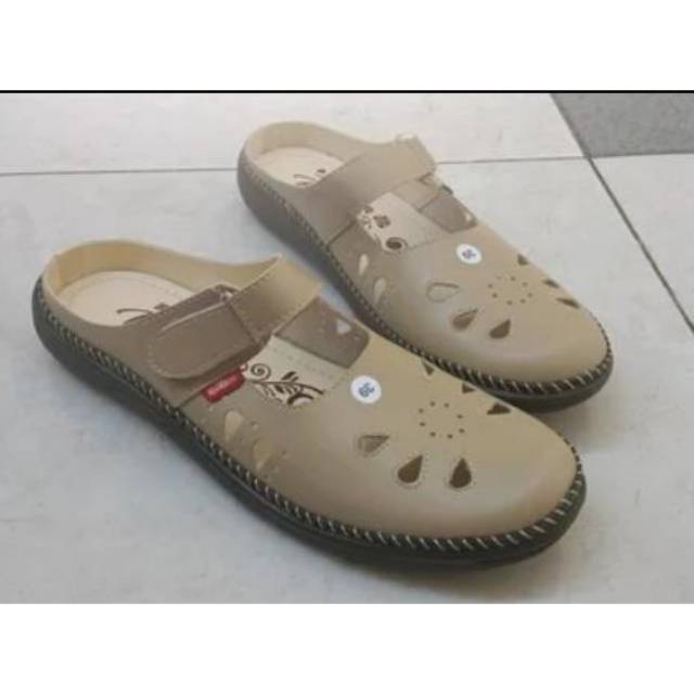 Sepatu sandal slop wanita kickers cream