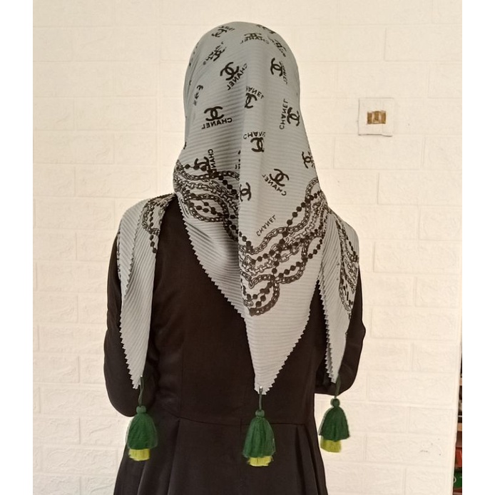 JILBAB/HIJAB SEGI EMPAT PLISKET JAMBUL MOTIF CHANEL/RANTAI BRAND TERBARU DARU AZARA