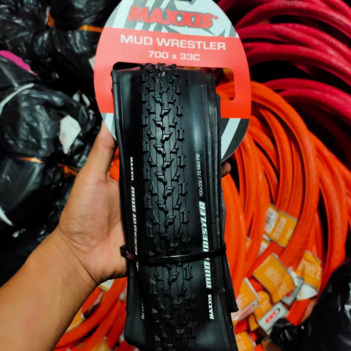 BAN LUAR MAXXIS 700 x 33 MUD WRESTLER