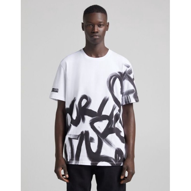 Kaos Pria Reguler Fit Short Sleeve Tshirt with Brushstrokes Print BERSHKA MAN ORIGINAL