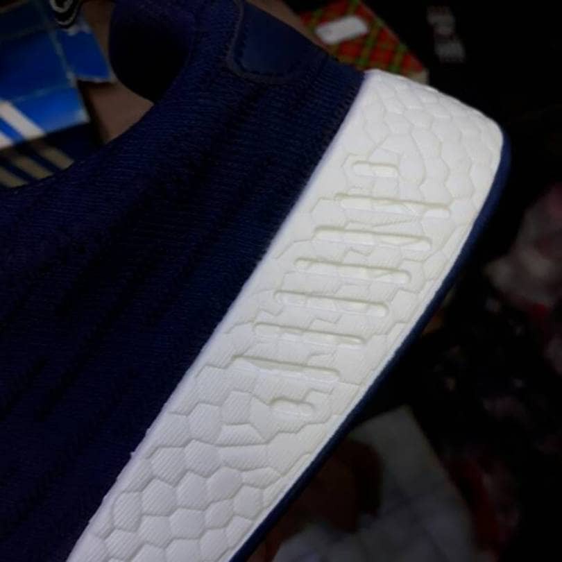 Sepatu Basket KuliahSepatu Adidas NMD R2 Grade Original / Navy White / Import Quality