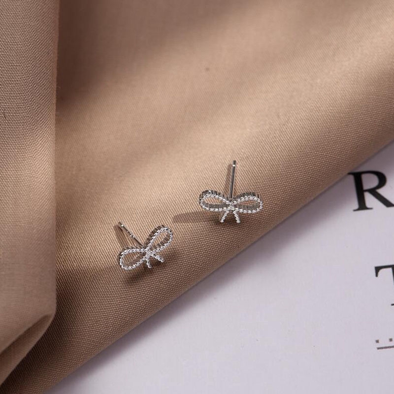 Anting Giwang Model Pita Simpul Warna Silver untuk Wanita