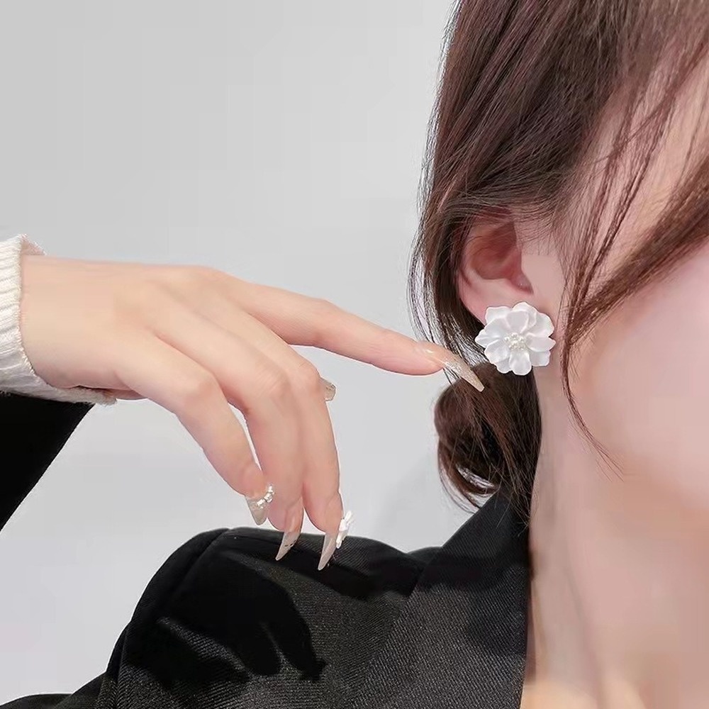 Anting Tusuk Desain Bunga Kamelia Gaya Korea / Simple / Mewah Ringan Untuk Wanita